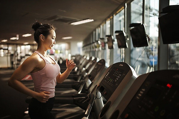 포토 JPG 여자 실내 한명 성인 옆모습 30대 달리기 헬스 헬스장 한국인 런닝머신 성인여자한명만 국내포토 1 뷰포인트 모션 사람 동양인 내부 장년 운동 운동기구 여자한명만 성인여자만 파일형식