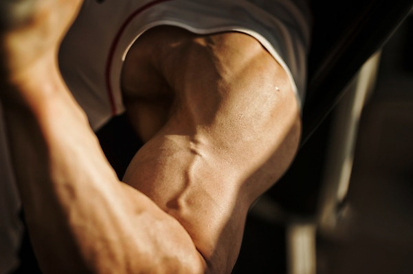 포토 JPG 남자 실내 한명 근접촬영 상반신 성인 30대 헬스 헬스장 한국인 팔운동 근육질 팔근육 국내포토 1 뷰포인트 근육 사람 동양인 내부 장년 운동 몸매 파일형식