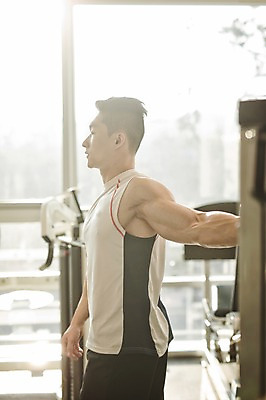 포토 JPG 남자 실내 한명 성인 옆모습 30대 운동기구 헬스 헬스장 한국인 근육질 팔근육 성인남자한명만 국내포토 1 뷰포인트 근육 사람 동양인 내부 장년 운동 몸매 남자한명만 성인남자만 파일형식