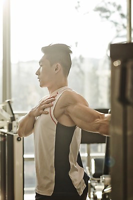 포토 JPG 남자 실내 한명 성인 옆모습 30대 운동기구 헬스 헬스장 한국인 근육질 팔근육 성인남자한명만 국내포토 1 뷰포인트 근육 사람 동양인 내부 장년 운동 몸매 남자한명만 성인남자만 파일형식