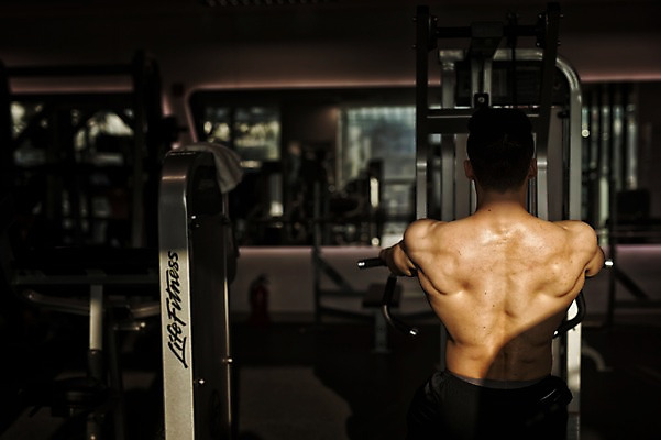 포토 JPG 남자 실내 한명 성인 뒷모습 30대 운동기구 헬스 헬스장 한국인 근육질 등근육 성인남자한명만 국내포토 1 뷰포인트 근육 사람 동양인 내부 장년 운동 몸매 남자한명만 성인남자만 파일형식