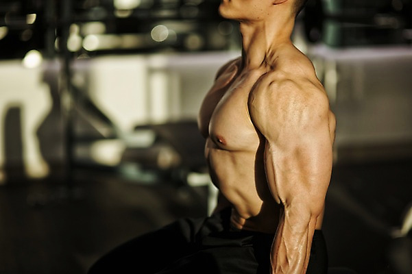 포토 JPG 남자 실내 한명 상반신 성인 옆모습 30대 운동기구 헬스 헬스장 한국인 역기 근육질 성인남자한명만 국내포토 1 뷰포인트 근육 사람 동양인 내부 장년 운동 몸매 남자한명만 성인남자만 파일형식