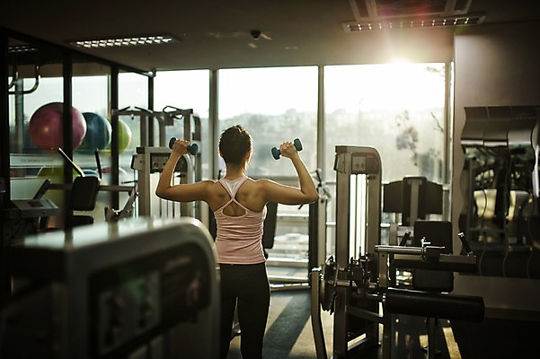 포토 JPG 여자 실내 한명 성인 뒷모습 30대 운동기구 헬스 아령 헬스장 한국인 성인여자한명만 국내포토 1 뷰포인트 사람 동양인 내부 장년 운동 여자한명만 성인여자만 파일형식