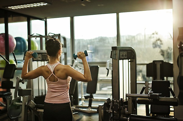 포토 JPG 여자 실내 한명 성인 뒷모습 30대 운동기구 헬스 아령 헬스장 한국인 성인여자한명만 국내포토 1 뷰포인트 사람 동양인 내부 장년 운동 여자한명만 성인여자만 파일형식