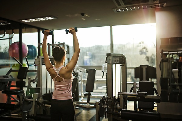 포토 JPG 여자 실내 한명 성인 뒷모습 30대 운동기구 헬스 아령 헬스장 한국인 성인여자한명만 국내포토 1 뷰포인트 사람 동양인 내부 장년 운동 여자한명만 성인여자만 파일형식