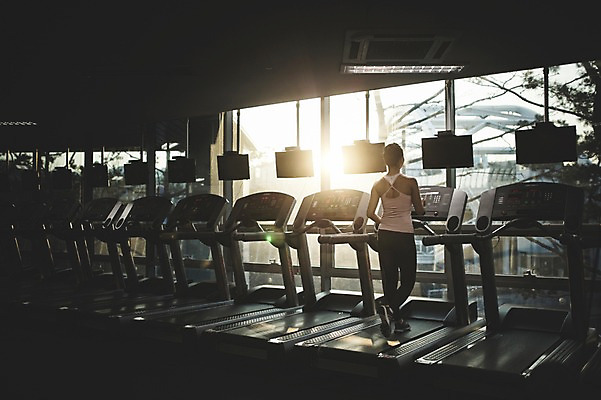 포토 JPG 전신 여자 실내 한명 성인 뒷모습 30대 걷기 헬스 헬스장 한국인 런닝머신 성인여자한명만 국내포토 1 뷰포인트 모션 사람 동양인 내부 장년 운동 운동기구 여자한명만 성인여자만 파일형식