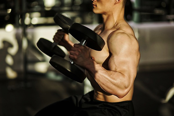 포토 JPG 남자 실내 한명 상반신 성인 옆모습 30대 헬스 헬스장 한국인 역기 근육질 성인남자한명만 국내포토 1 뷰포인트 근육 사람 동양인 내부 장년 운동 몸매 남자한명만 성인남자만 파일형식