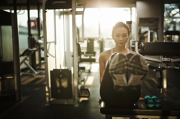 포토 JPG 여자 실내 한명 성인 앞모습 30대 헬스 헬스장 한국인 평균대 평균대운동 평균대체조 하체운동 성인여자한명만 국내포토 1 스포츠용품 뷰포인트 사람 동양인 내부 장년 운동 체조 여자한명만 성인여자만 파일형식