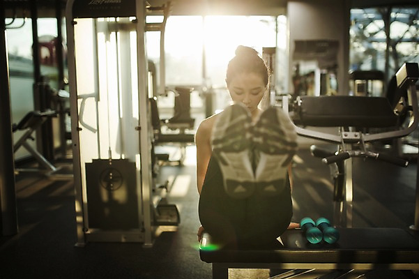 포토 JPG 여자 실내 한명 성인 앞모습 30대 헬스 헬스장 한국인 평균대 평균대운동 평균대체조 하체운동 성인여자한명만 국내포토 1 스포츠용품 뷰포인트 사람 동양인 내부 장년 운동 체조 여자한명만 성인여자만 파일형식