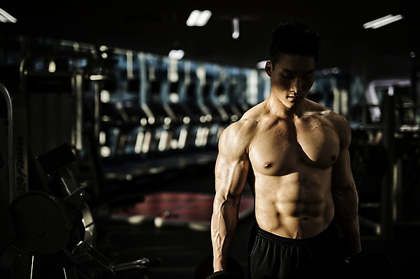 포토 JPG 남자 실내 한명 상반신 성인 앞모습 30대 헬스 헬스장 한국인 역기 팔운동 근육질 성인남자한명만 국내포토 1 뷰포인트 근육 사람 동양인 내부 장년 운동 몸매 남자한명만 성인남자만 파일형식