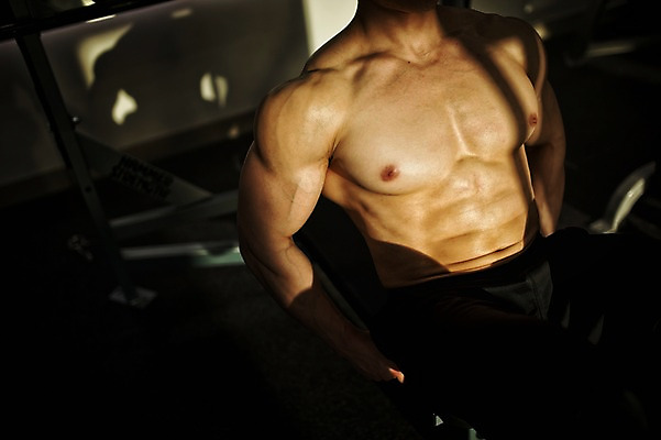 포토 JPG 남자 실내 한명 성인 앞모습 30대 헬스 헬스장 한국인 근육질 윗몸일으키기 벤치프레스 성인남자한명만 국내포토 1 뷰포인트 근육 사람 동양인 내부 장년 운동 운동기구 몸매 남자한명만 성인남자만 파일형식