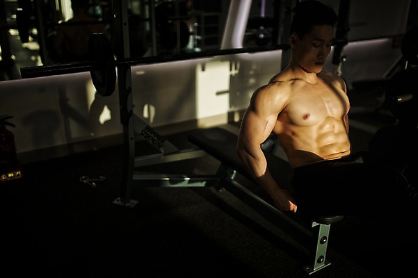 포토 JPG 남자 실내 한명 성인 앞모습 30대 헬스 헬스장 한국인 근육질 윗몸일으키기 벤치프레스 성인남자한명만 국내포토 1 뷰포인트 근육 사람 동양인 내부 장년 운동 운동기구 몸매 남자한명만 성인남자만 파일형식