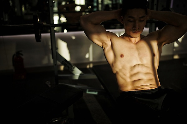 포토 JPG 남자 실내 한명 성인 앞모습 30대 헬스 헬스장 한국인 근육질 윗몸일으키기 벤치프레스 성인남자한명만 국내포토 1 뷰포인트 근육 사람 동양인 내부 장년 운동 운동기구 몸매 남자한명만 성인남자만 파일형식