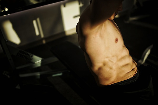 포토 JPG 남자 실내 한명 성인 옆모습 30대 헬스 헬스장 한국인 근육질 윗몸일으키기 벤치프레스 성인남자한명만 국내포토 1 뷰포인트 근육 사람 동양인 내부 장년 운동 운동기구 몸매 남자한명만 성인남자만 파일형식