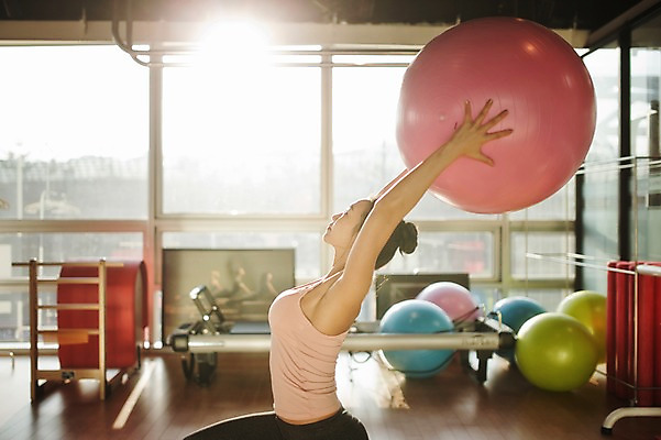 포토 JPG 여자 실내 한명 성인 옆모습 30대 운동 헬스 헬스장 한국인 짐볼 성인여자한명만 국내포토 1 뷰포인트 건강 사람 동양인 내부 장년 여자한명만 성인여자만 파일형식