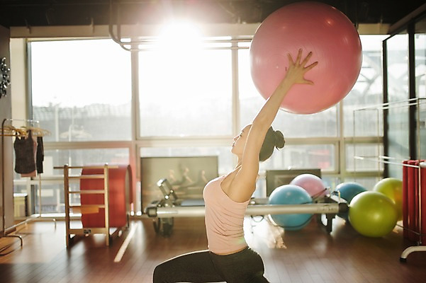포토 JPG 여자 실내 한명 성인 옆모습 30대 운동 헬스 헬스장 한국인 짐볼 성인여자한명만 국내포토 1 뷰포인트 건강 사람 동양인 내부 장년 여자한명만 성인여자만 파일형식