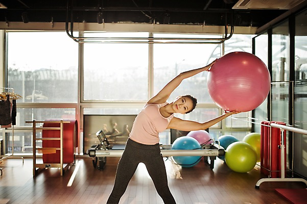 포토 JPG 여자 실내 한명 성인 앞모습 30대 운동 헬스 헬스장 한국인 짐볼 성인여자한명만 국내포토 1 뷰포인트 건강 사람 동양인 내부 장년 여자한명만 성인여자만 파일형식
