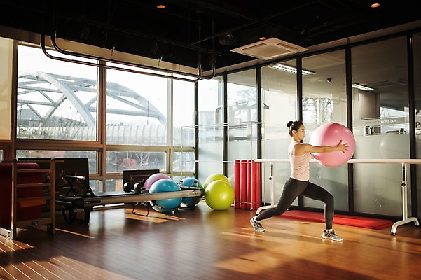 포토 JPG 전신 여자 실내 한명 성인 옆모습 30대 운동 헬스 헬스장 한국인 짐볼 성인여자한명만 국내포토 1 뷰포인트 건강 사람 동양인 내부 장년 여자한명만 성인여자만 파일형식