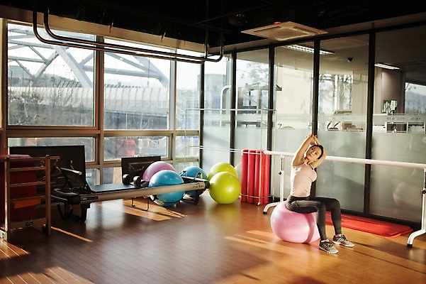 포토 JPG 전신 여자 실내 한명 성인 옆모습 30대 운동 헬스 헬스장 한국인 짐볼 성인여자한명만 국내포토 1 뷰포인트 건강 사람 동양인 내부 장년 여자한명만 성인여자만 파일형식