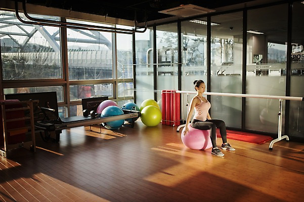 포토 JPG 전신 여자 실내 한명 성인 옆모습 30대 운동 헬스 헬스장 한국인 짐볼 성인여자한명만 국내포토 1 뷰포인트 건강 사람 동양인 내부 장년 여자한명만 성인여자만 파일형식