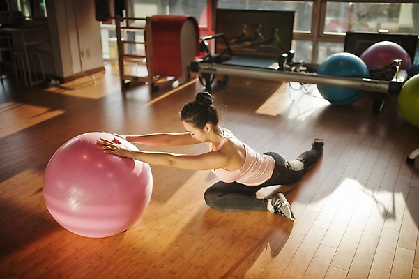 포토 JPG 전신 여자 실내 한명 성인 옆모습 30대 운동 헬스 헬스장 한국인 짐볼 성인여자한명만 국내포토 1 뷰포인트 건강 사람 동양인 내부 장년 여자한명만 성인여자만 파일형식
