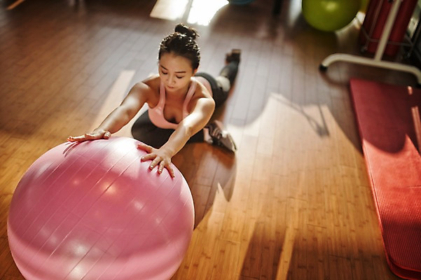 포토 JPG 전신 여자 실내 한명 성인 앞모습 30대 운동 헬스 헬스장 한국인 짐볼 성인여자한명만 국내포토 1 뷰포인트 건강 사람 동양인 내부 장년 여자한명만 성인여자만 파일형식
