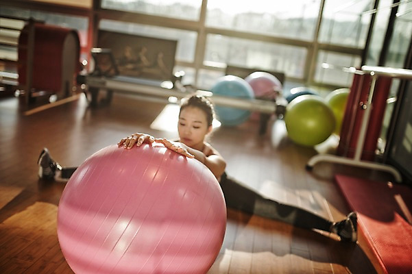 포토 JPG 여자 실내 한명 성인 앞모습 30대 운동 헬스 헬스장 한국인 짐볼 성인여자한명만 국내포토 1 뷰포인트 건강 사람 동양인 내부 장년 여자한명만 성인여자만 파일형식