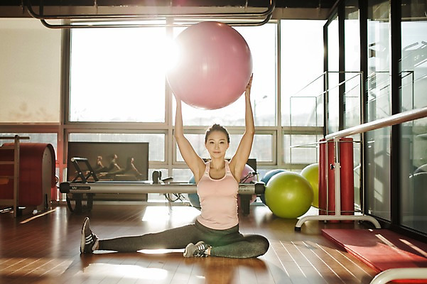 포토 JPG 전신 여자 실내 한명 성인 앞모습 30대 운동 헬스 헬스장 한국인 짐볼 성인여자한명만 국내포토 1 뷰포인트 건강 사람 동양인 내부 장년 여자한명만 성인여자만 파일형식