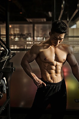 포토 JPG 남자 실내 한명 상반신 성인 앞모습 30대 헬스 헬스장 한국인 근육질 성인남자한명만 국내포토 1 뷰포인트 근육 사람 동양인 내부 장년 운동 몸매 남자한명만 성인남자만 파일형식