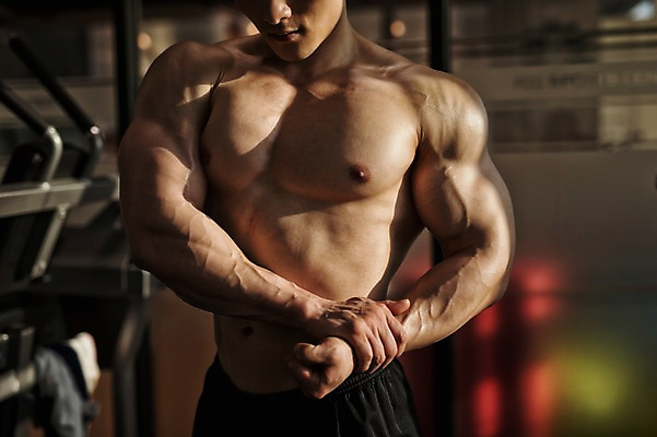 포토 JPG 남자 실내 한명 상반신 성인 앞모습 30대 헬스 헬스장 한국인 근육질 성인남자한명만 국내포토 1 뷰포인트 근육 사람 동양인 내부 장년 운동 몸매 남자한명만 성인남자만 파일형식