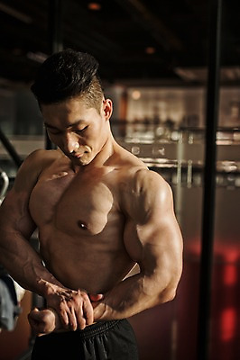 포토 JPG 남자 실내 한명 상반신 성인 앞모습 30대 헬스 헬스장 한국인 근육질 성인남자한명만 국내포토 1 뷰포인트 근육 사람 동양인 내부 장년 운동 몸매 남자한명만 성인남자만 파일형식