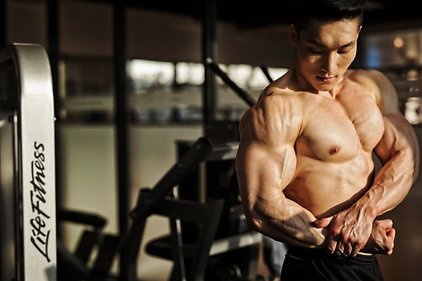 포토 JPG 남자 실내 한명 상반신 성인 앞모습 30대 헬스 헬스장 한국인 근육질 성인남자한명만 국내포토 1 뷰포인트 근육 사람 동양인 내부 장년 운동 몸매 남자한명만 성인남자만 파일형식