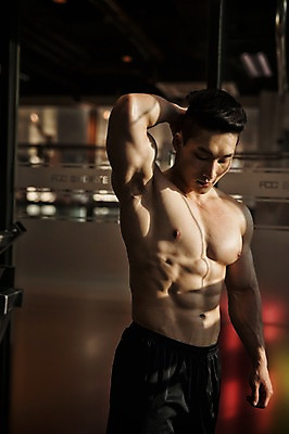 포토 JPG 남자 실내 한명 상반신 성인 앞모습 30대 헬스 헬스장 한국인 근육질 성인남자한명만 국내포토 1 뷰포인트 근육 사람 동양인 내부 장년 운동 몸매 남자한명만 성인남자만 파일형식