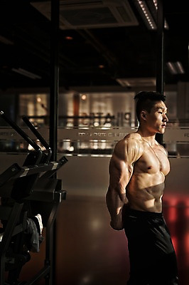 포토 JPG 남자 실내 한명 상반신 성인 옆모습 30대 헬스 헬스장 한국인 근육질 성인남자한명만 국내포토 1 뷰포인트 근육 사람 동양인 내부 장년 운동 몸매 남자한명만 성인남자만 파일형식
