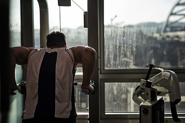 포토 JPG 남자 실내 한명 성인 뒷모습 30대 운동 운동기구 헬스 헬스장 한국인 성인남자한명만 국내포토 1 뷰포인트 건강 사람 동양인 내부 장년 남자한명만 성인남자만 파일형식