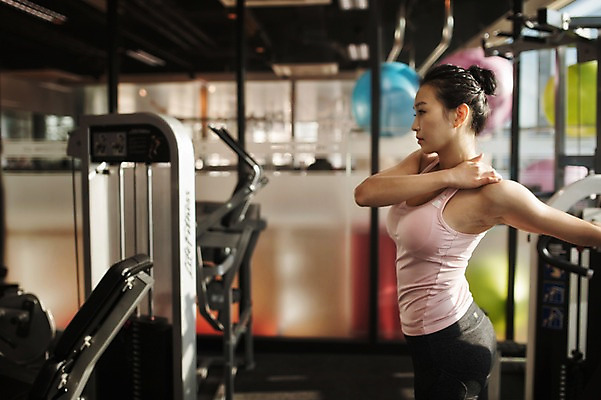 포토 JPG 여자 실내 한명 성인 옆모습 30대 운동 운동기구 헬스 헬스장 한국인 성인여자한명만 국내포토 1 뷰포인트 건강 사람 동양인 내부 장년 여자한명만 성인여자만 파일형식