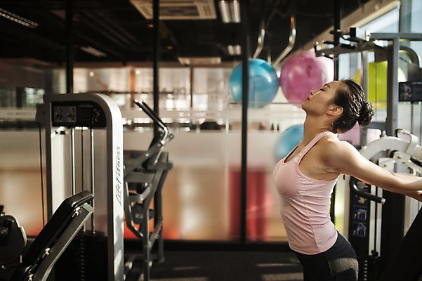 포토 JPG 여자 실내 한명 성인 옆모습 30대 운동 눈감음 운동기구 헬스 헬스장 한국인 성인여자한명만 국내포토 1 뷰포인트 모션 건강 사람 동양인 내부 장년 여자한명만 성인여자만 파일형식