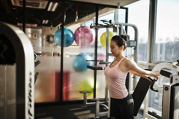 포토 JPG 여자 실내 한명 성인 옆모습 30대 운동 운동기구 헬스 헬스장 한국인 성인여자한명만 국내포토 1 뷰포인트 건강 사람 동양인 내부 장년 여자한명만 성인여자만 파일형식