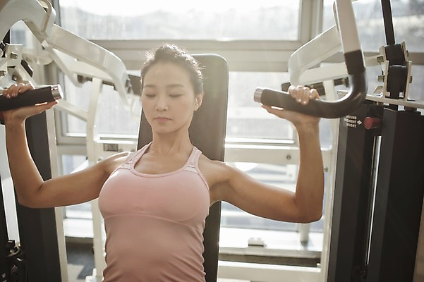 포토 JPG 여자 실내 한명 성인 앞모습 30대 운동 운동기구 헬스 헬스장 한국인 성인여자한명만 국내포토 1 뷰포인트 건강 사람 동양인 내부 장년 여자한명만 성인여자만 파일형식