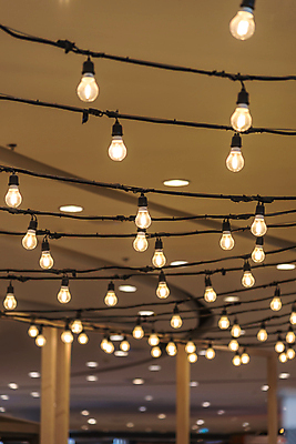 포토 JPG 해외이미지 디자인 백그라운드 전구 건축양식 조명 매달리기 미술 사람없음 내부 장식 빛 식당 검은색 수확 골동품 흰색 램프 클래식 고급 천장 샹들리에 고립 해외202004 해외포토 건축 컬러 컨셉 농업 모션 문화예술 상점 파일형식 이미지허브