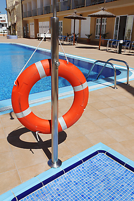 포토 JPG 해외이미지 오렌지 호텔 휴가 수영장 안전 사람없음 물 긴급 반지 도움 원형 구출 위험 당구 보안 부표 sos 구명용품 헬프 해외202004 해외포토 자연요소 도형 컨셉 과일 장신구 숙소 구기 안전장비 구조요청 파일형식 이미지허브