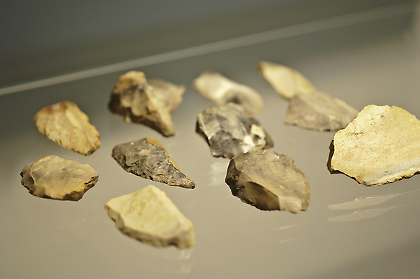 포토 JPG 해외이미지 유럽 문화 무기 자연 유물 화살 사람없음 갈색 공구 칼날 역사 수집 오브젝트 도끼 선사시대 고고학 깨짐 옛날 지질학 해외202004 해외포토 전통 교육 나라 컬러 컨셉 도구 생태계 파일형식 이미지허브