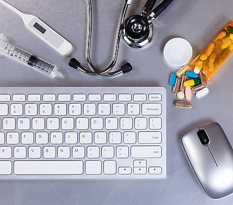 포토 JPG 해외이미지 과학 청진기 탁자 건강 사람없음 치료 컴퓨터 알약 약 금속 장비 환자 의사 기구 키보드 질병 쥐 책상 오브젝트 머리위 처방 보험 스테인레스 해외202004 해외포토 가구 의학 의료기기 재질 전자제품 의료진 설치류 파일형식 이미지허브