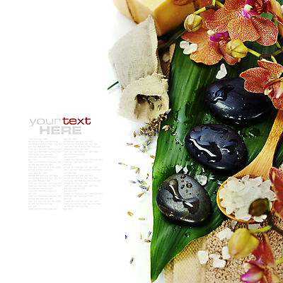 포토 JPG 해외이미지 꽃 잎 사람없음 수건 스파 젖음 조약돌 물방울 스파용품 나무스푼 카피스페이스 입욕소금 해외포토 식물 위생용품 공백 돌_바위 미용용품 오브젝트 소금 나무숟가락 파일형식 이미지허브