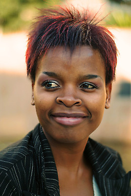 포토 JPG 해외이미지 직업 여자 행복 얼굴 비즈니스 한명 미소 사람 인종 성인 야외 검은색 어둠 비즈니스우먼 컨설턴트 경영자 긍정 경영 해외202004 해외포토 1 감정 컬러 컨셉 표정 신체부위 직장인 전문직 상담 리더 파일형식 이미지허브