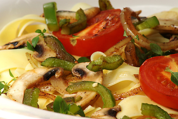 포토 JPG 해외이미지 전통 음식 다이어트 토마토 채소 양파 파스타 건강 요리 사람없음 저녁식사 버섯 신선 맛 먹기 허브 만족 국수 유기농 탈리아텔레 해외202004 해외포토 식물 웰빙 감정 컨셉 모션 서양음식 식사 면류 파스타면 파일형식 이미지허브