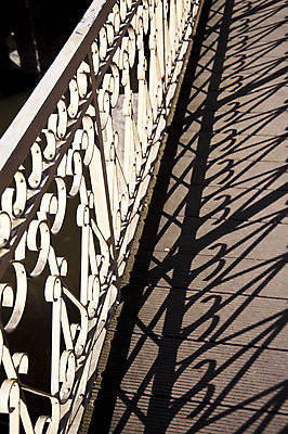 포토 JPG 해외이미지 난간 표면 거리 그림자 사람없음 장식 물 강 햇빛 태양 역사 철 서식 운하 옛날 철강 해외202004 해외포토 자연요소 파일형식 이미지허브