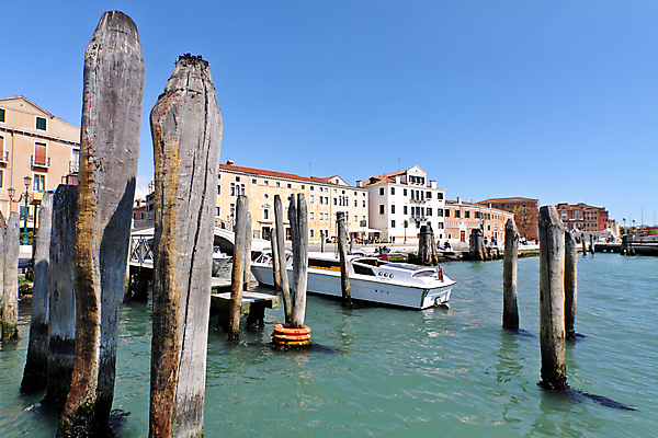 포토 JPG 해외이미지 전통 외관 유럽 여행 비즈니스 건축양식 창문 하늘 주택 사람없음 물 강 반사 성당 교회 침묵 이탈리아 발코니 도시 보트 역사 곤돌라 운하 장면 베네치아 단절 해외202004 해외포토 자연요소 건축 나라 배_교통 종교건축 건물 소리 파일형식 이미지허브