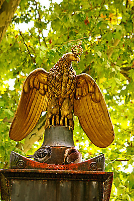 포토 JPG 해외이미지 유럽 조각 잎 날개 사람없음 조각상 화환 바위 심볼 오브젝트 부리 독수리 엘리먼트 해외202004 해외포토 식물 꽃 나라 조류 조형물 돌_바위 파일형식 이미지허브
