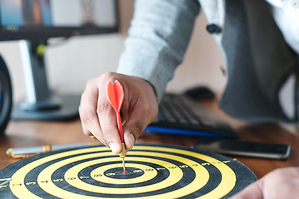 포토 JPG 해외이미지 백인 직업 손 응시 남자 백그라운드 컨셉 비즈니스 성공 미래 아이디어 사람 사람없음 사무실 걷기 계단 게임 흰색 도시 업무 비즈니스맨 센터 재산 목표 계획 위험 다트판 다트 날카로움 단계 설정 경영 골 정확 해외202004 해외포토 서양인 시선 컬러 모션 놀이 신체부위 금융 작업 직장인 파일형식 이미지허브